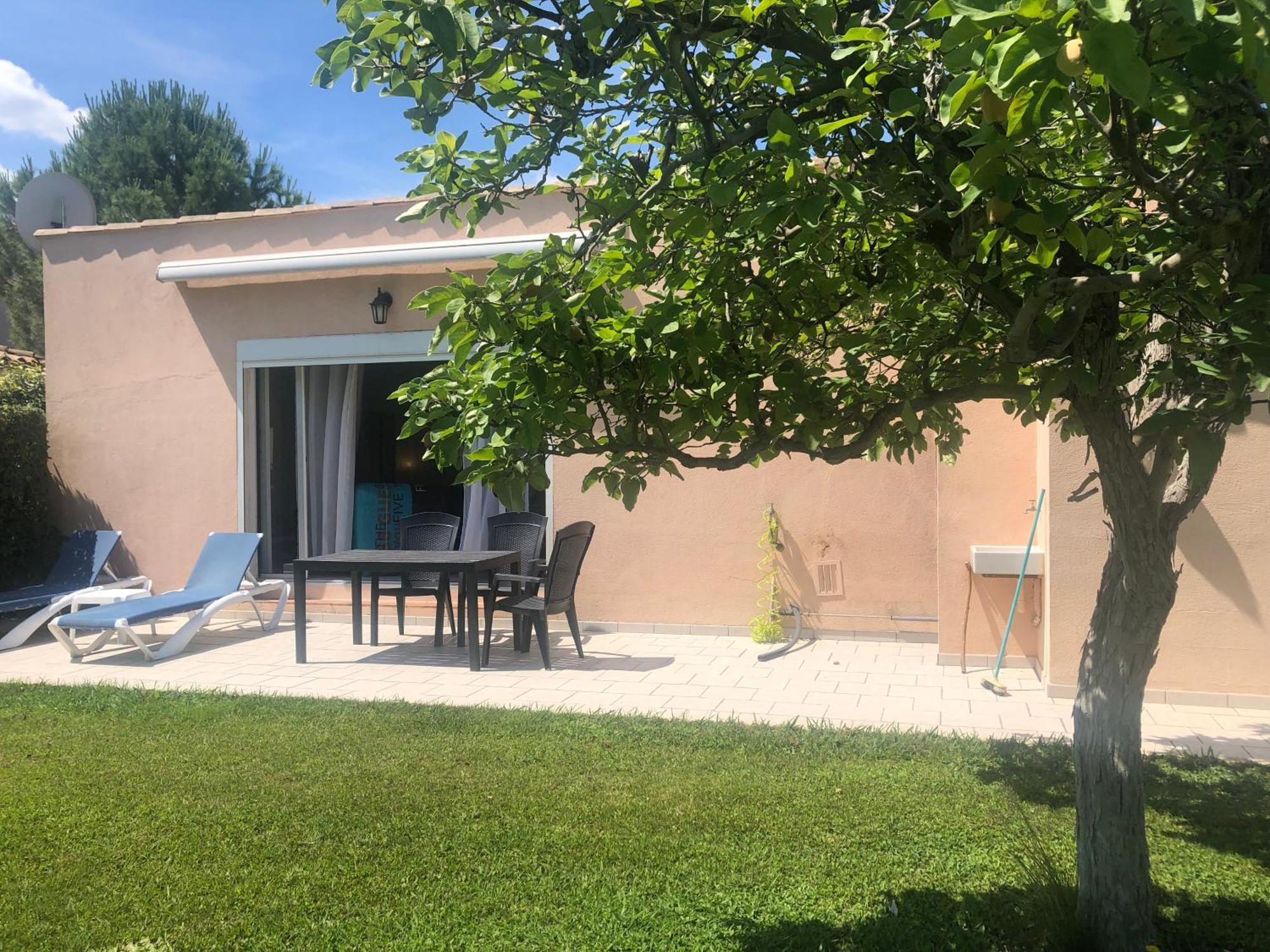 Les Bougainvillees De Camargue Villetelle Room photo